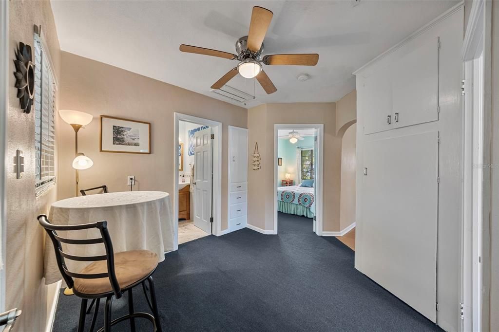 待售: $399,000 (2 贝兹, 1 浴室, 831 平方英尺)