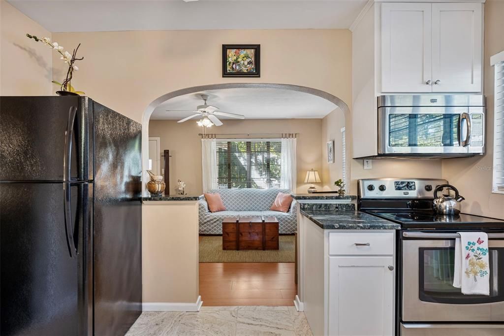 待售: $399,000 (2 贝兹, 1 浴室, 831 平方英尺)