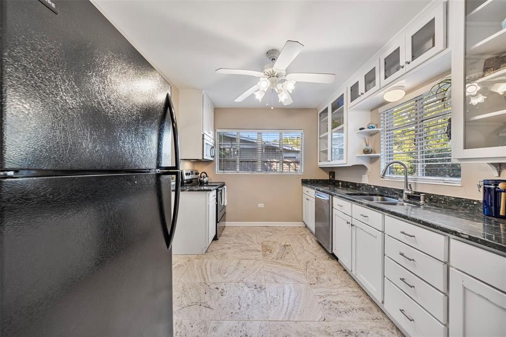 待售: $399,000 (2 贝兹, 1 浴室, 831 平方英尺)