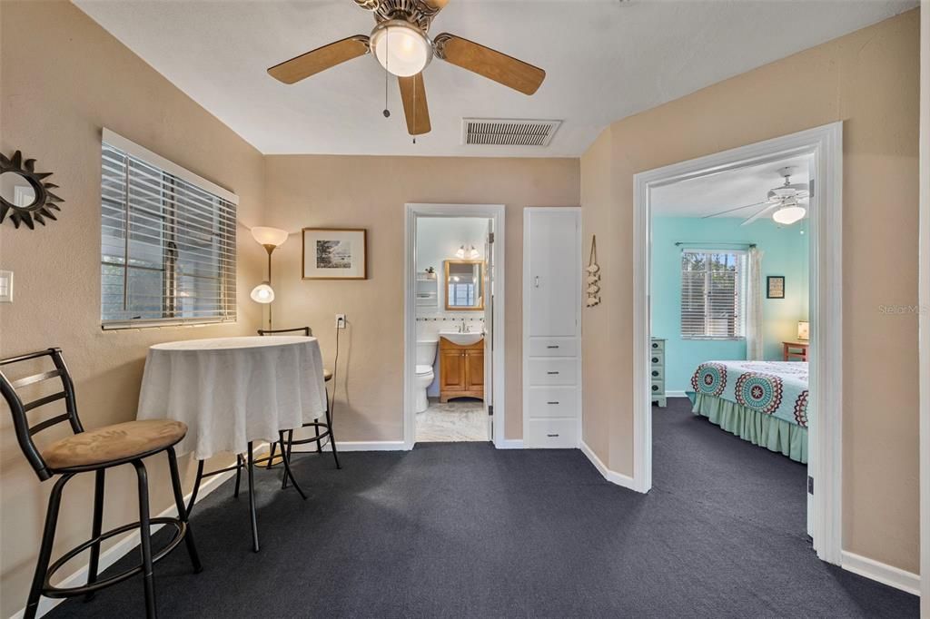 待售: $399,000 (2 贝兹, 1 浴室, 831 平方英尺)