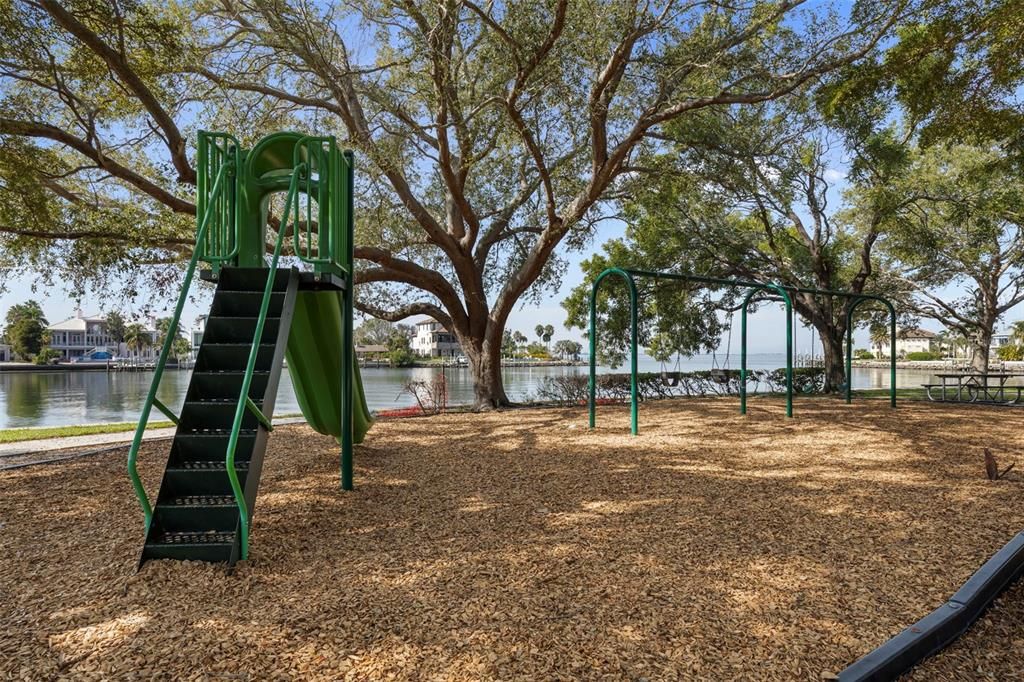 待售: $399,000 (2 贝兹, 1 浴室, 831 平方英尺)