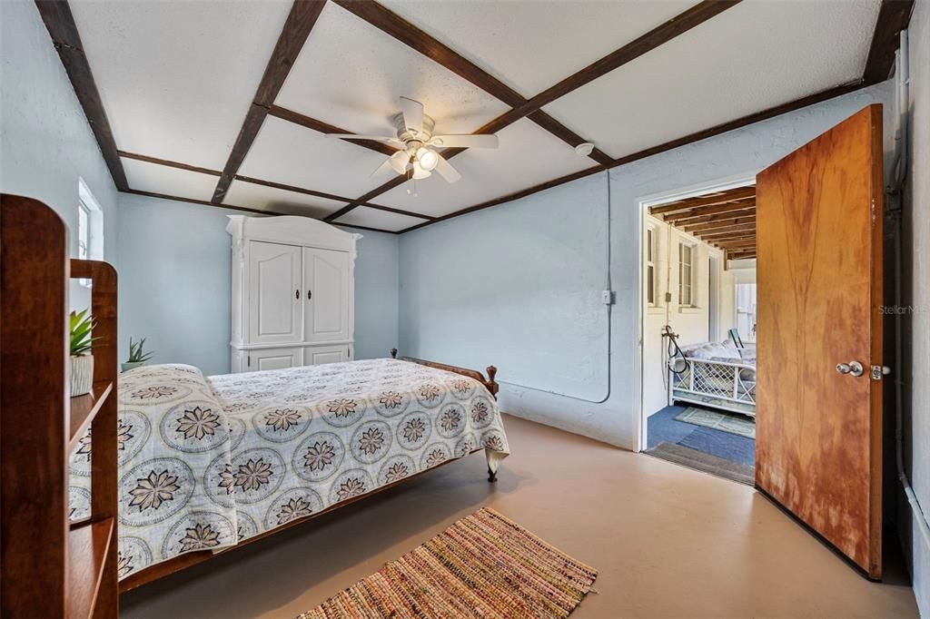 待售: $399,000 (2 贝兹, 1 浴室, 831 平方英尺)