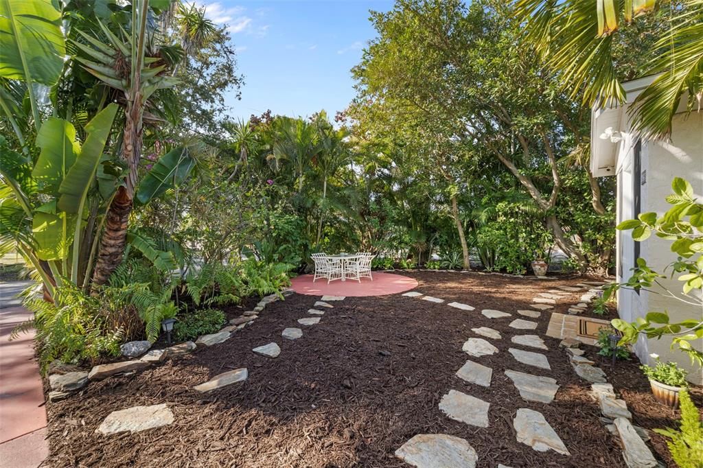 待售: $399,000 (2 贝兹, 1 浴室, 831 平方英尺)