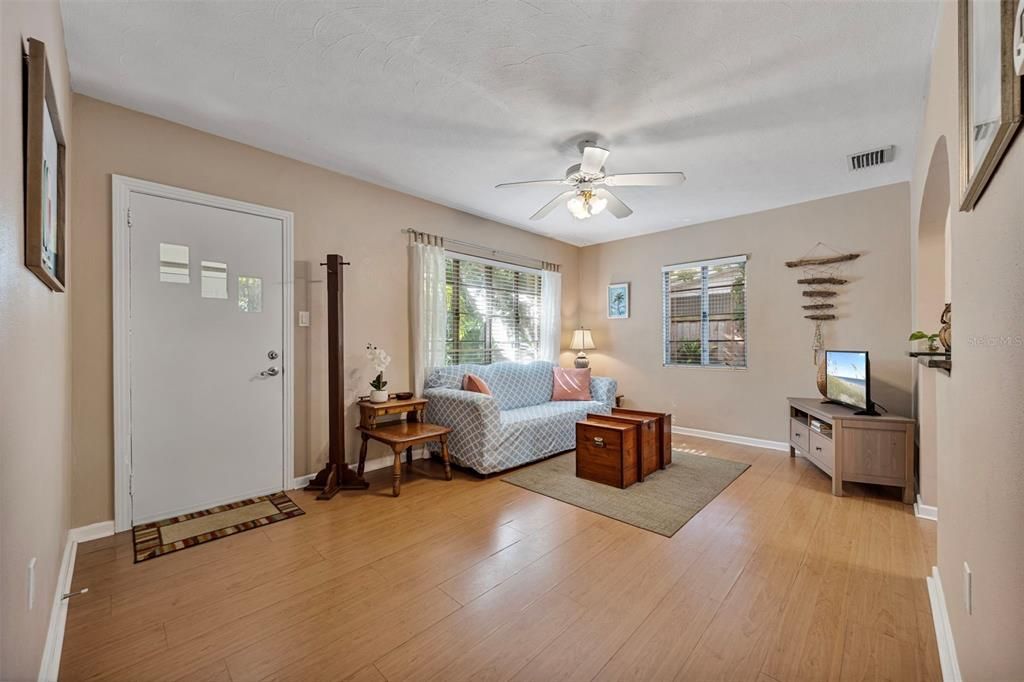 待售: $399,000 (2 贝兹, 1 浴室, 831 平方英尺)