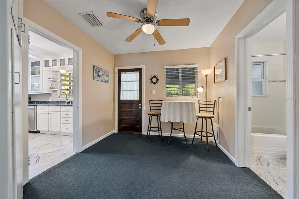 待售: $399,000 (2 贝兹, 1 浴室, 831 平方英尺)