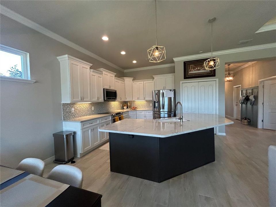 For Rent: $2,900 (3 beds, 2 baths, 2523 Square Feet)