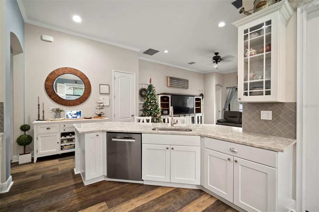 待售: $565,000 (4 贝兹, 3 浴室, 2027 平方英尺)