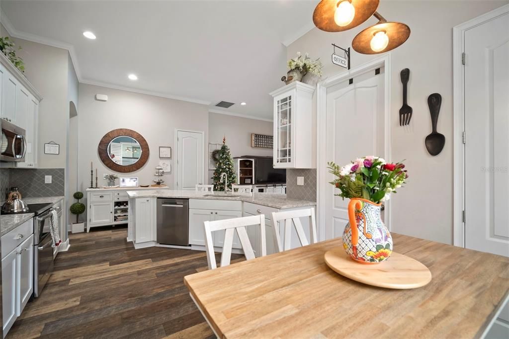 待售: $565,000 (4 贝兹, 3 浴室, 2027 平方英尺)