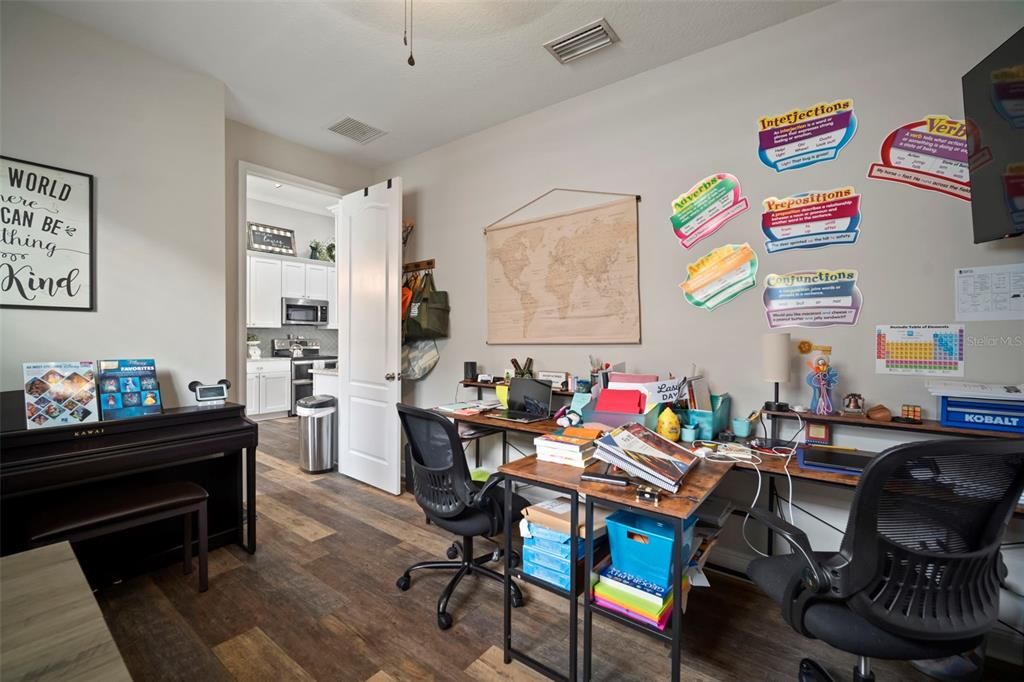 待售: $565,000 (4 贝兹, 3 浴室, 2027 平方英尺)