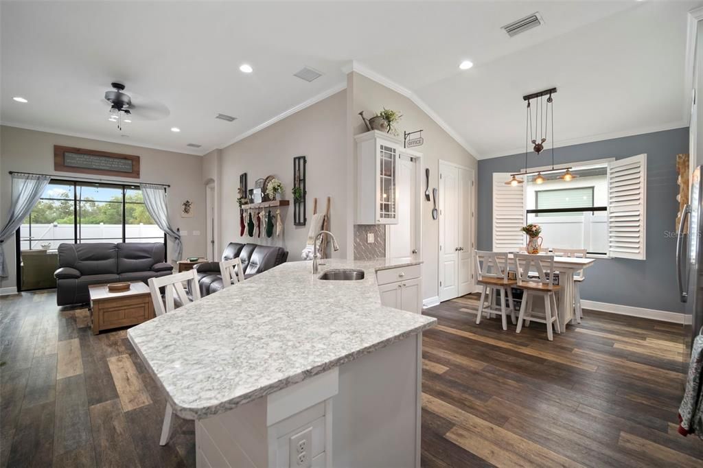 待售: $565,000 (4 贝兹, 3 浴室, 2027 平方英尺)