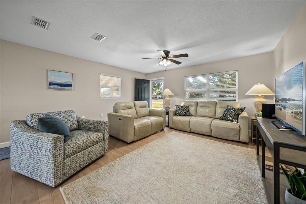 待售: $400,000 (3 贝兹, 2 浴室, 1356 平方英尺)