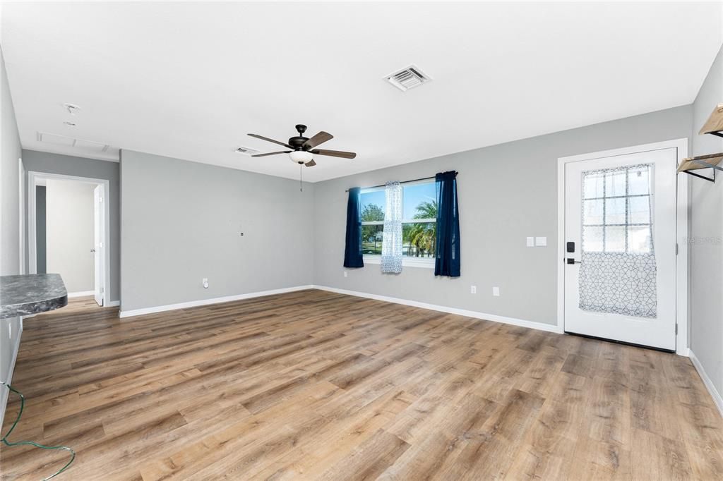 For Sale: $199,000 (2 beds, 2 baths, 962 Square Feet)