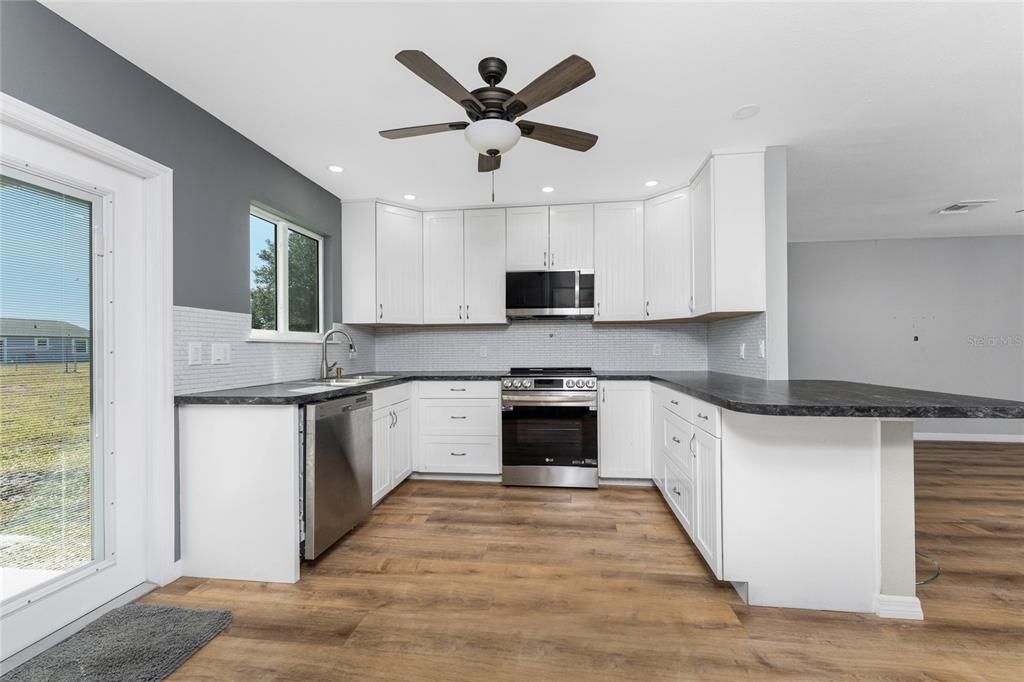 For Sale: $199,000 (2 beds, 2 baths, 962 Square Feet)