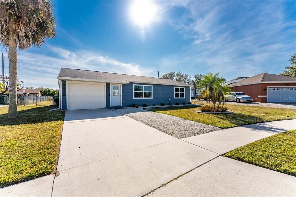 For Sale: $199,000 (2 beds, 2 baths, 962 Square Feet)