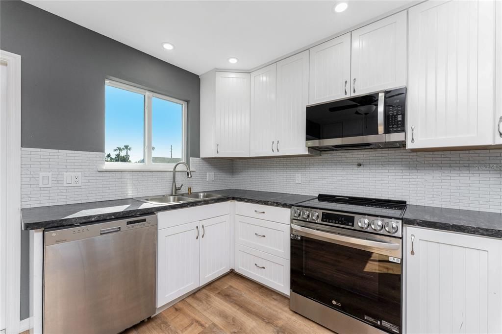 For Sale: $199,000 (2 beds, 2 baths, 962 Square Feet)