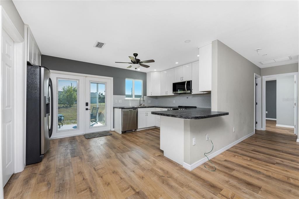 For Sale: $199,000 (2 beds, 2 baths, 962 Square Feet)