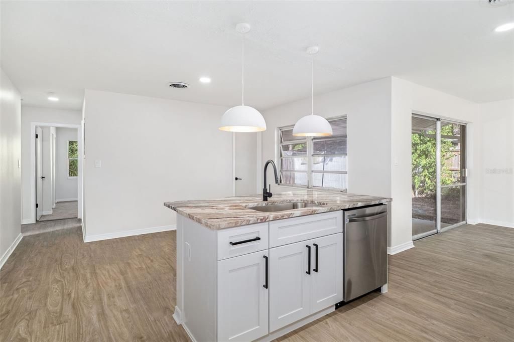 На продажу: $349,900 (3 спален, 2 ванн, 1443 Квадратных фут)