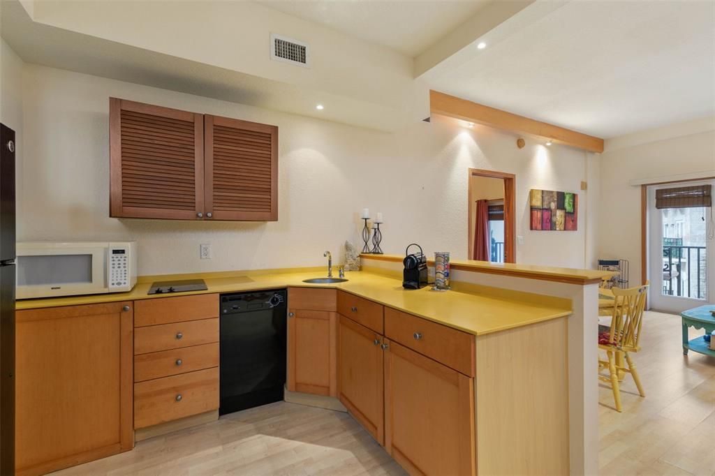 待售: $139,900 (1 贝兹, 1 浴室, 670 平方英尺)