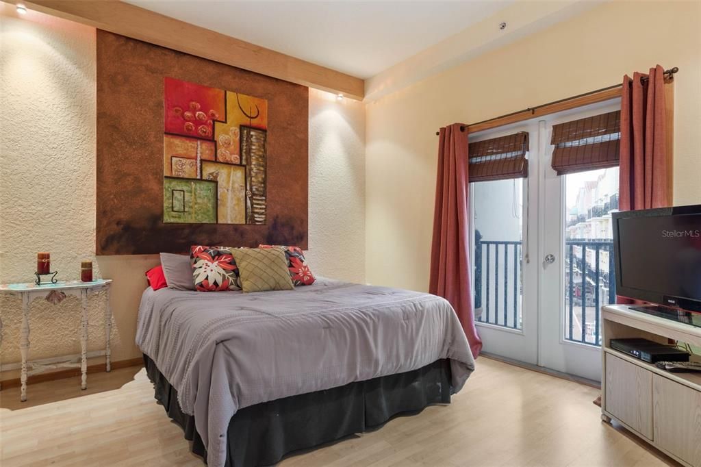 待售: $139,900 (1 贝兹, 1 浴室, 670 平方英尺)