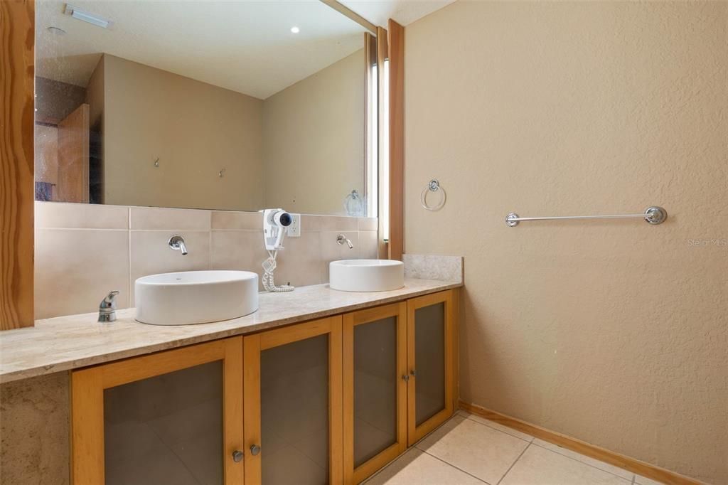 待售: $139,900 (1 贝兹, 1 浴室, 670 平方英尺)