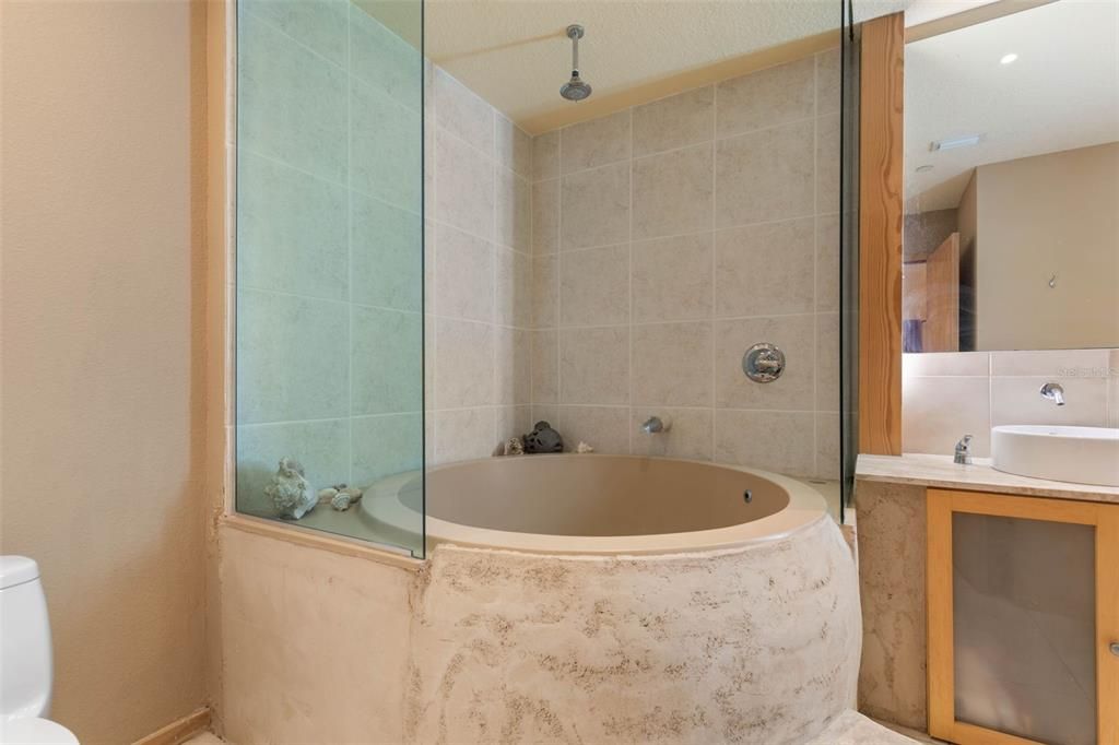 待售: $139,900 (1 贝兹, 1 浴室, 670 平方英尺)