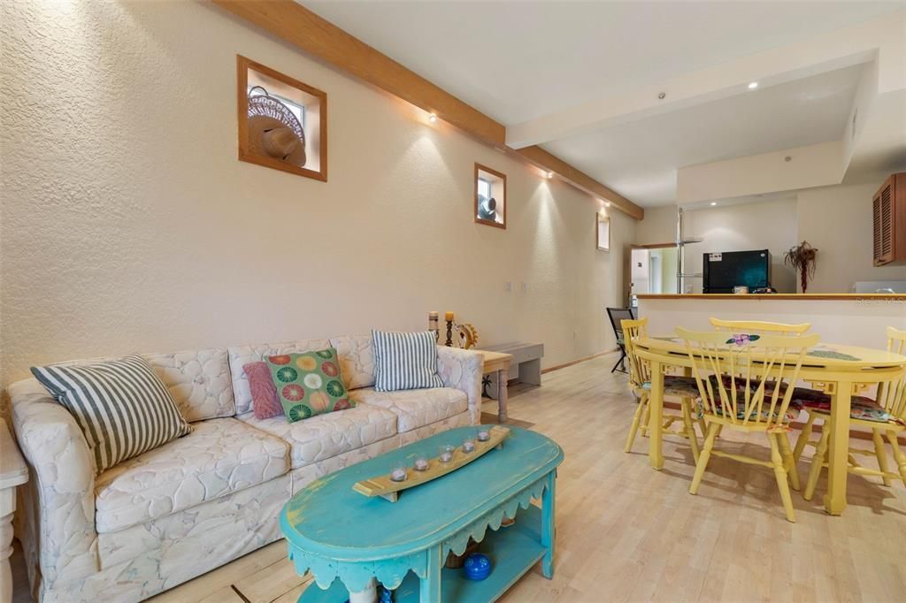 待售: $139,900 (1 贝兹, 1 浴室, 670 平方英尺)