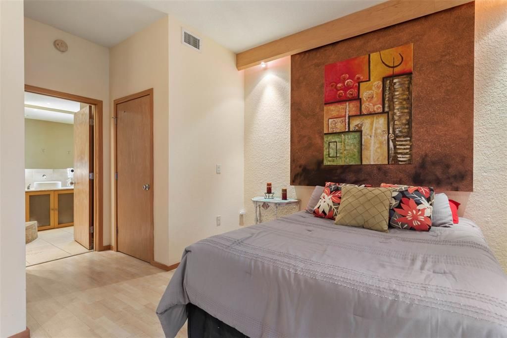 待售: $139,900 (1 贝兹, 1 浴室, 670 平方英尺)