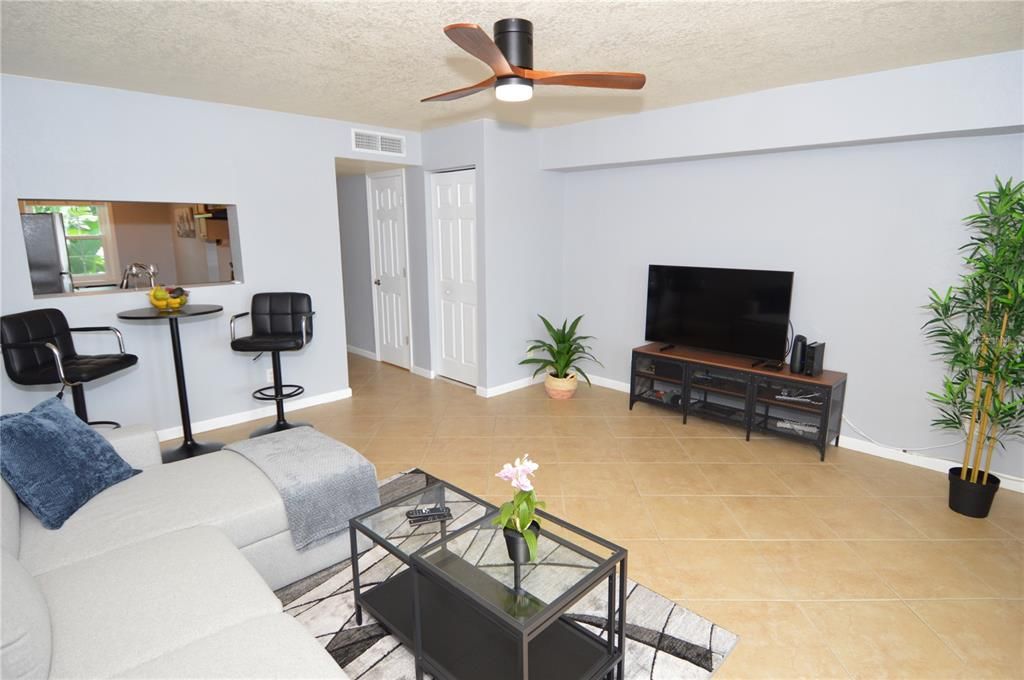 В аренду: $2,600 (2 спален, 1 ванн, 1022 Квадратных фут)