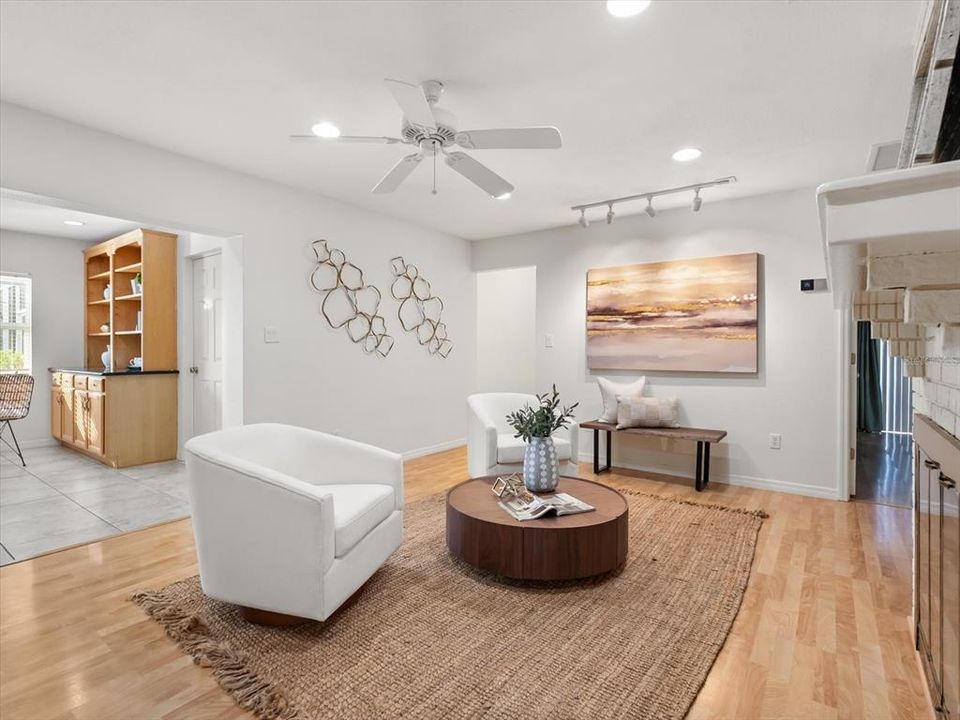 待售: $550,000 (4 贝兹, 2 浴室, 2208 平方英尺)