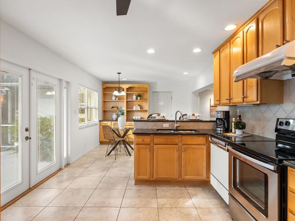 待售: $550,000 (4 贝兹, 2 浴室, 2208 平方英尺)