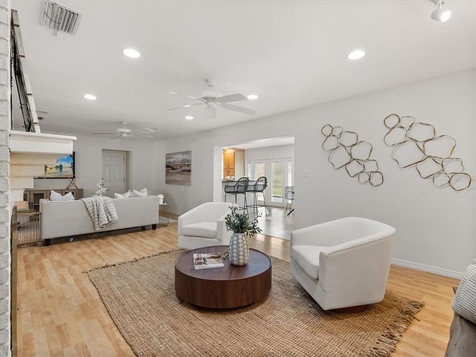 待售: $550,000 (4 贝兹, 2 浴室, 2208 平方英尺)