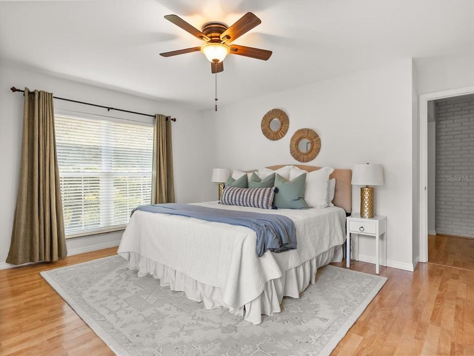 待售: $550,000 (4 贝兹, 2 浴室, 2208 平方英尺)