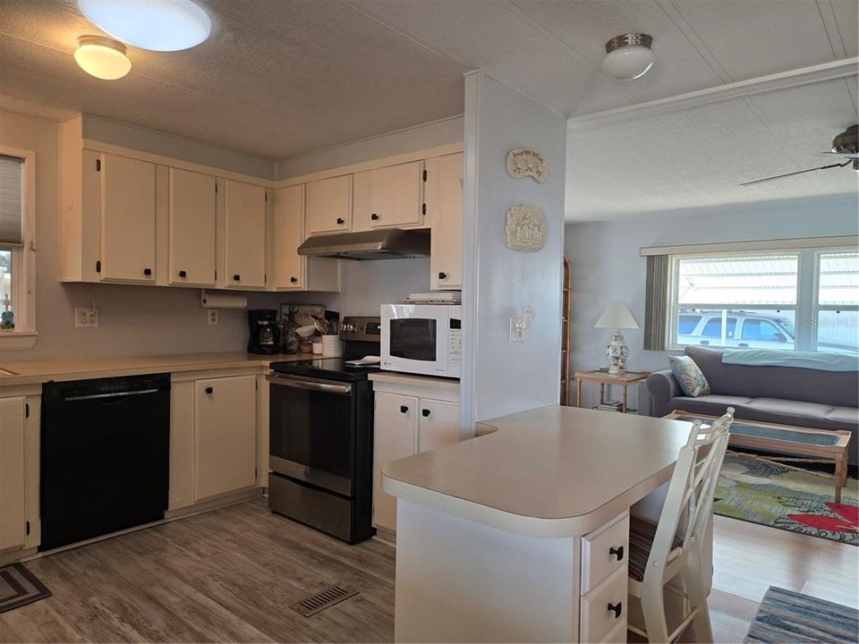 待售: $143,000 (2 贝兹, 2 浴室, 1055 平方英尺)