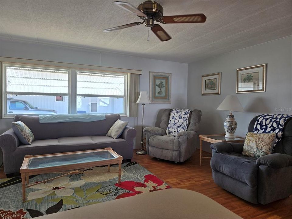 待售: $143,000 (2 贝兹, 2 浴室, 1055 平方英尺)