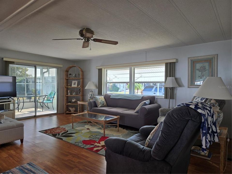 待售: $143,000 (2 贝兹, 2 浴室, 1055 平方英尺)