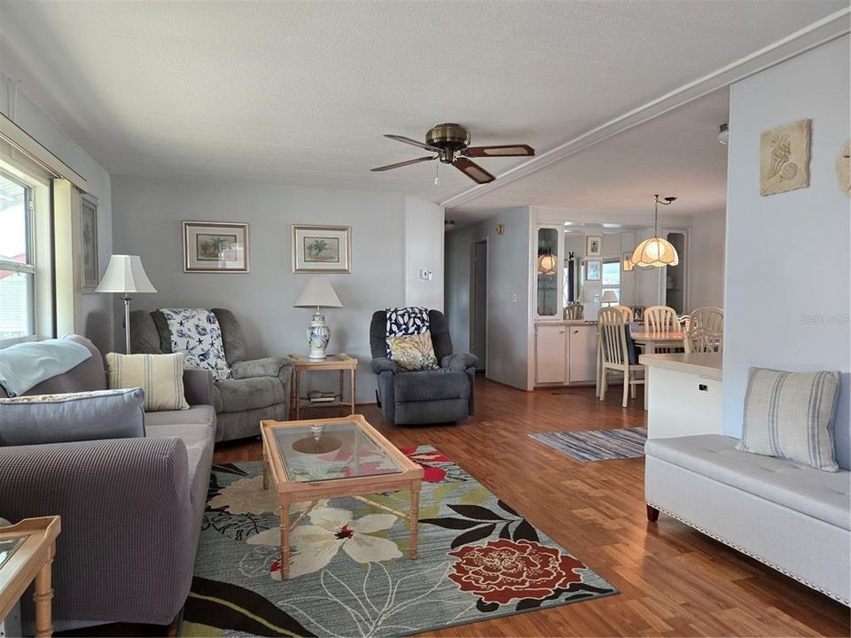 待售: $143,000 (2 贝兹, 2 浴室, 1055 平方英尺)