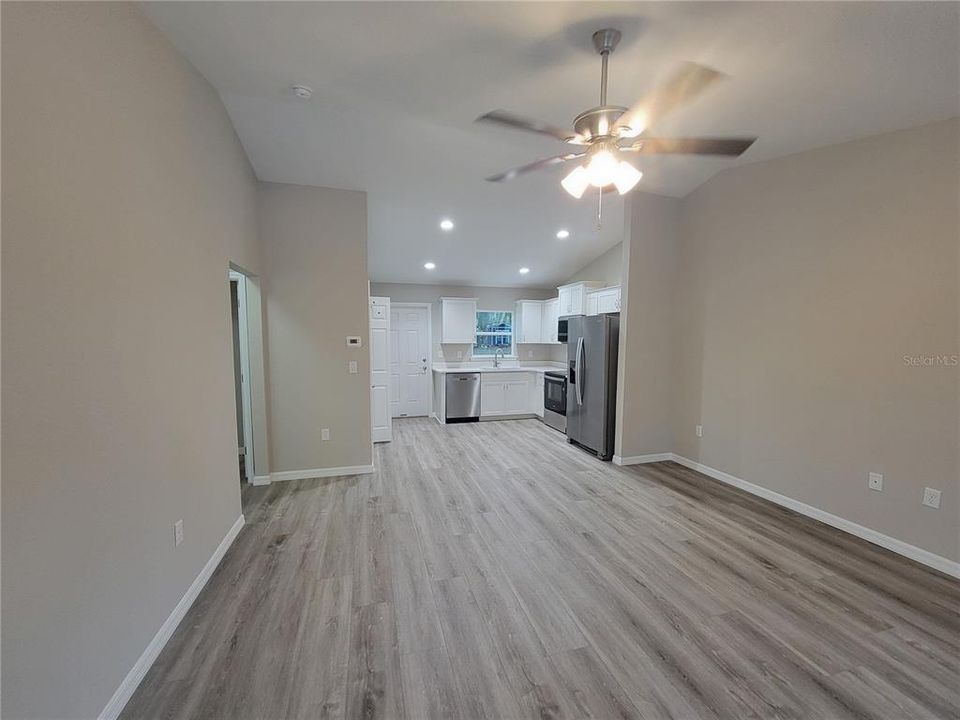 出租: $1,295 (2 贝兹, 1 浴室, 756 平方英尺)