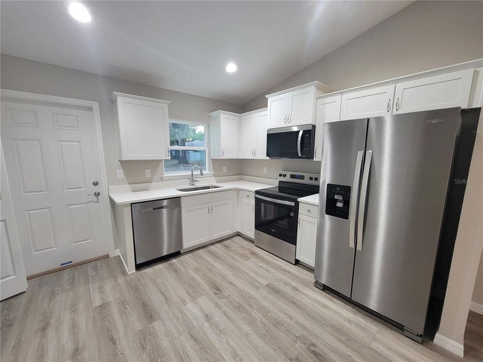 出租: $1,295 (2 贝兹, 1 浴室, 756 平方英尺)