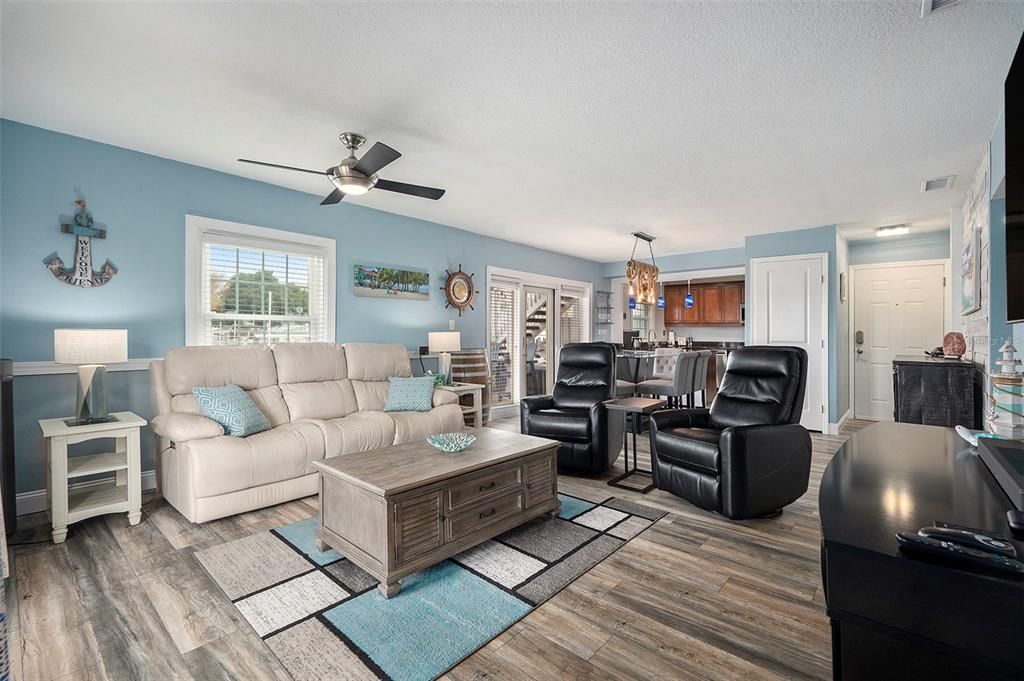 На продажу: $435,000 (2 спален, 2 ванн, 1018 Квадратных фут)