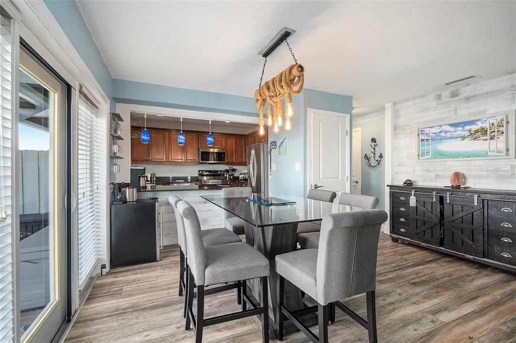 На продажу: $435,000 (2 спален, 2 ванн, 1018 Квадратных фут)