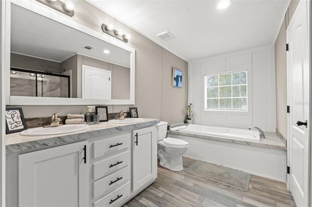 For Sale: $299,900 (3 beds, 2 baths, 1352 Square Feet)