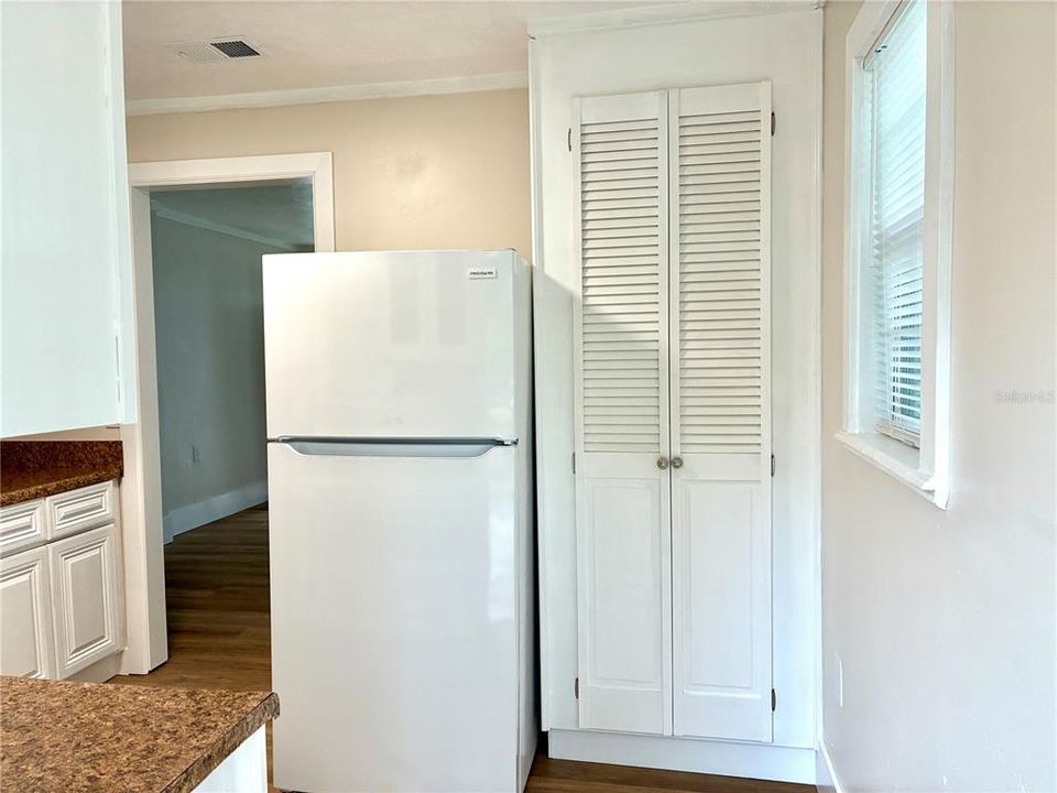 For Sale: $219,000 (2 beds, 2 baths, 864 Square Feet)