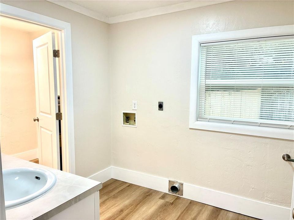 For Sale: $219,000 (2 beds, 2 baths, 864 Square Feet)