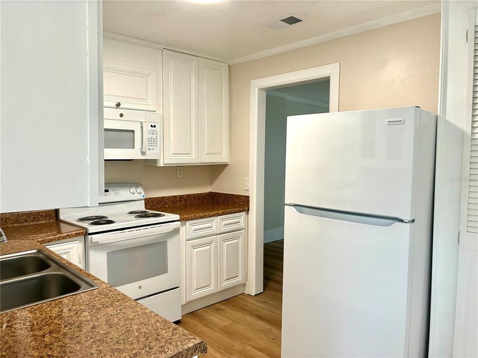 For Sale: $219,000 (2 beds, 2 baths, 864 Square Feet)