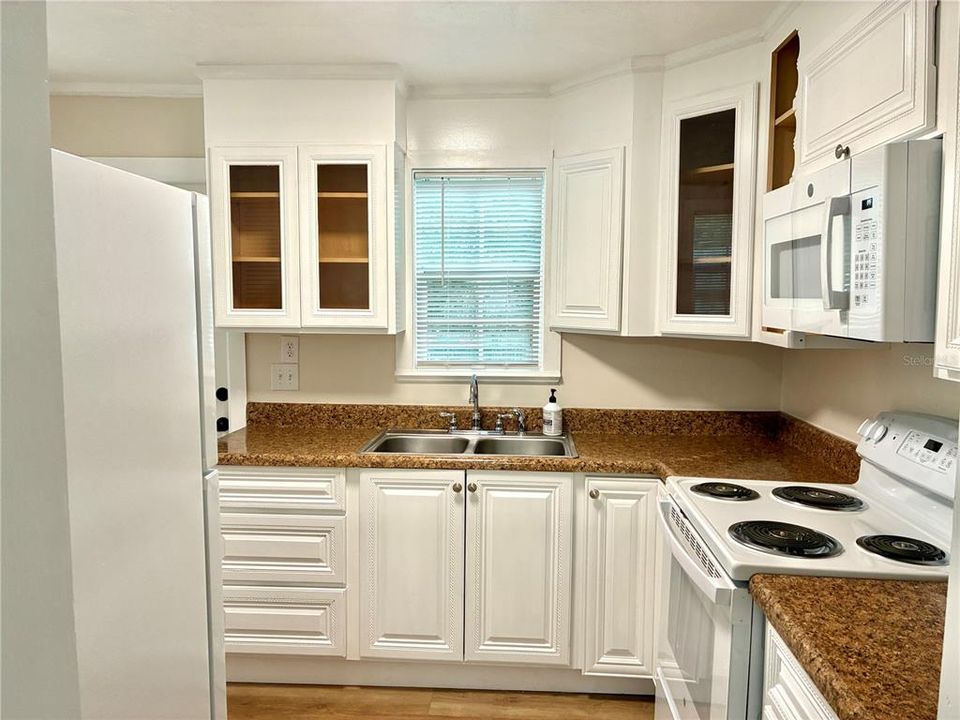 For Sale: $219,000 (2 beds, 2 baths, 864 Square Feet)