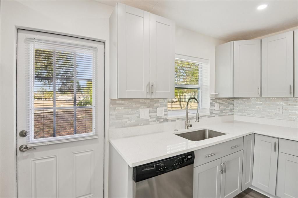 待售: $280,000 (3 贝兹, 1 浴室, 1346 平方英尺)