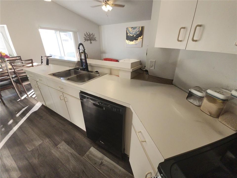 待售: $349,000 (4 贝兹, 2 浴室, 1496 平方英尺)