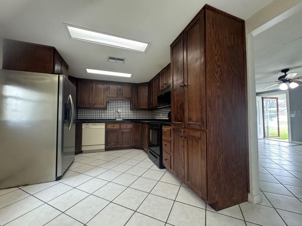 待售: $239,999 (4 贝兹, 2 浴室, 1333 平方英尺)