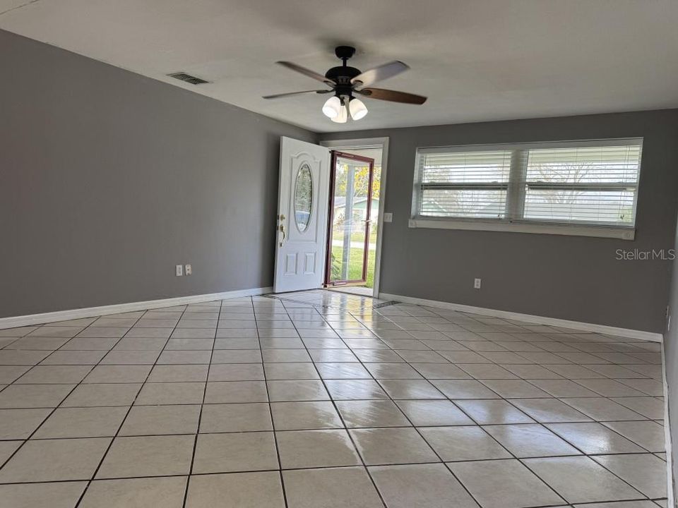 待售: $239,999 (4 贝兹, 2 浴室, 1333 平方英尺)