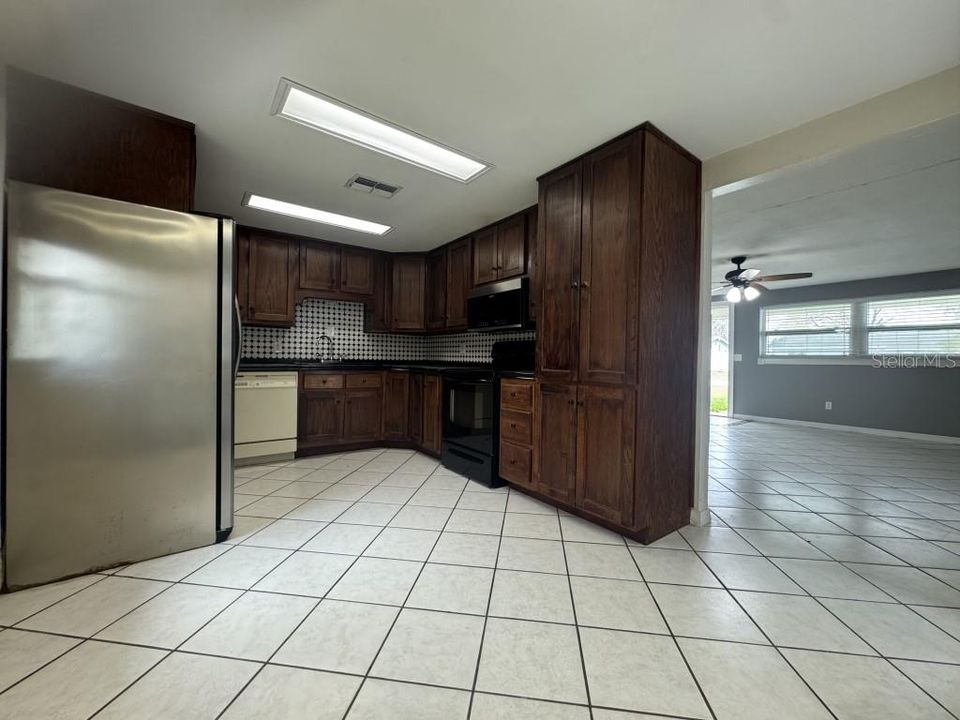 待售: $239,999 (4 贝兹, 2 浴室, 1333 平方英尺)